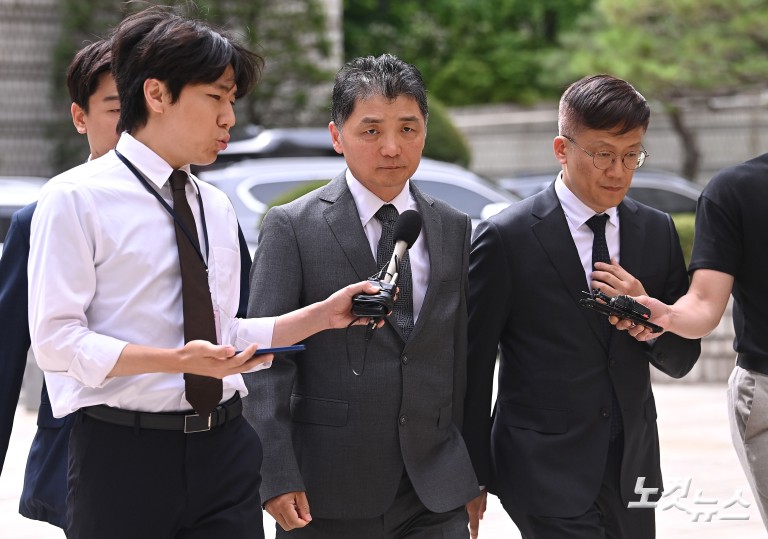 'SM 시세조종 혐의' 카카오 김범수 항소심 첫 공판 출석
