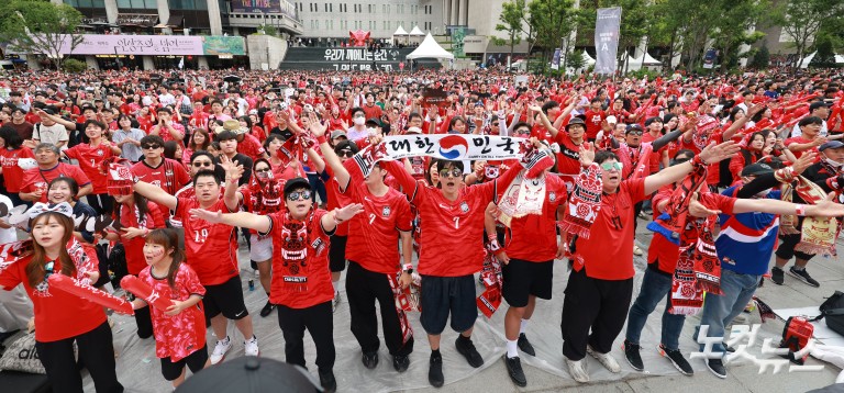 '졸전 끝 패배'...32강 자력 진출 실패에 충격의 광화문