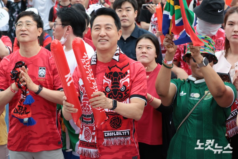 '졸전 끝 패배'...32강 자력 진출 실패에 충격의 광화문