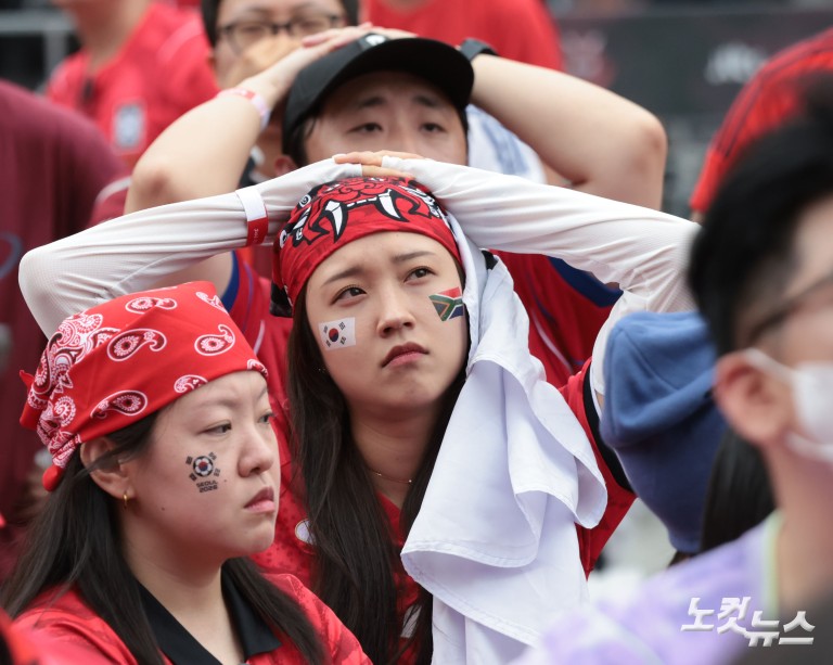 '졸전 끝 패배'...32강 자력 진출 실패에 충격의 광화문