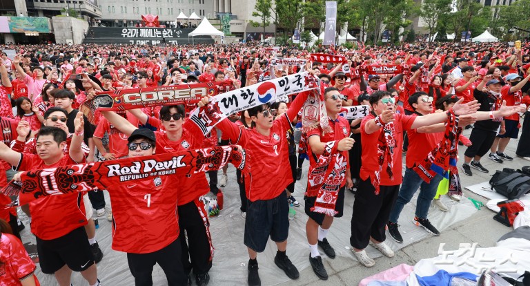 '졸전 끝 패배'...32강 자력 진출 실패에 충격의 광화문