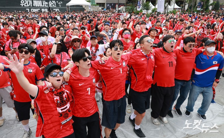 '졸전 끝 패배'...32강 자력 진출 실패에 충격의 광화문