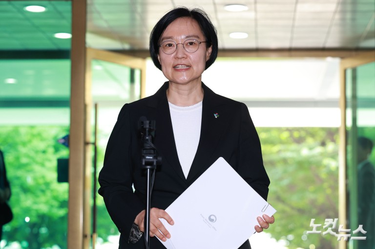 정부서울청사 출근하는 한성숙 신임 국무총리