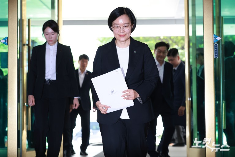 정부서울청사 출근하는 한성숙 신임 국무총리