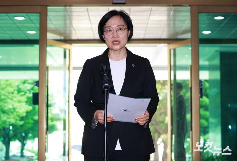 정부서울청사 출근하는 한성숙 신임 국무총리