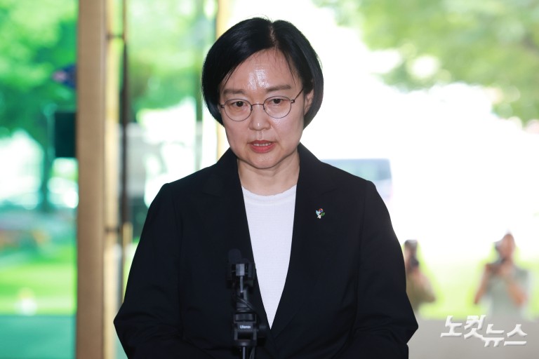 정부서울청사 출근하는 한성숙 신임 국무총리