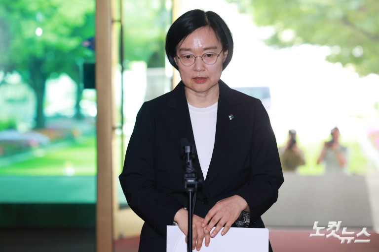 정부서울청사 출근하는 한성숙 신임 국무총리