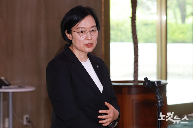 정부서울청사 출근하는 한성숙 신임 국무총리