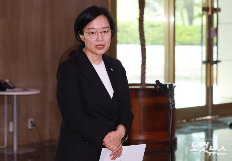 정부서울청사 출근하는 한성숙 신임 국무총리