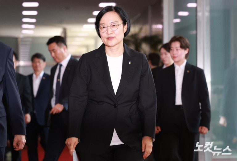 정부서울청사 출근하는 한성숙 신임 국무총리