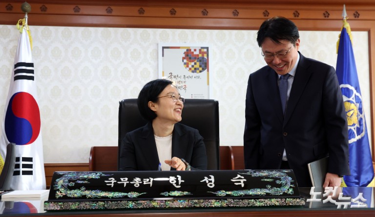 첫 업무 보는 한성숙 제50대 국무총리