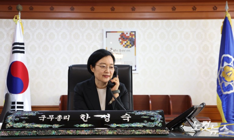 첫 업무 보는 한성숙 제50대 국무총리