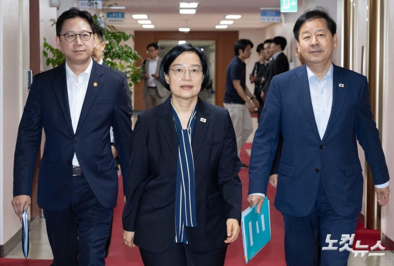 한성숙 총리, 첫 국무회의 주재
