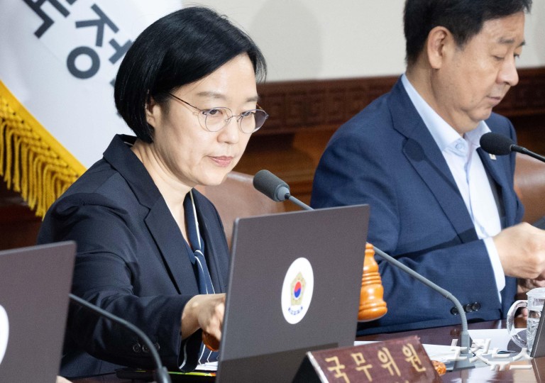 한성숙 총리, 첫 국무회의 주재