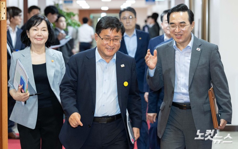 한성숙 총리, 첫 국무회의 주재