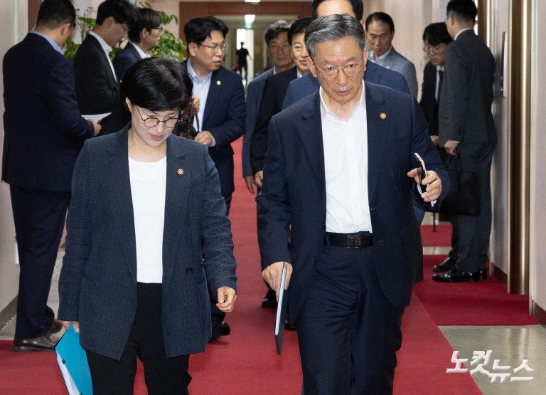 한성숙 총리, 첫 국무회의 주재