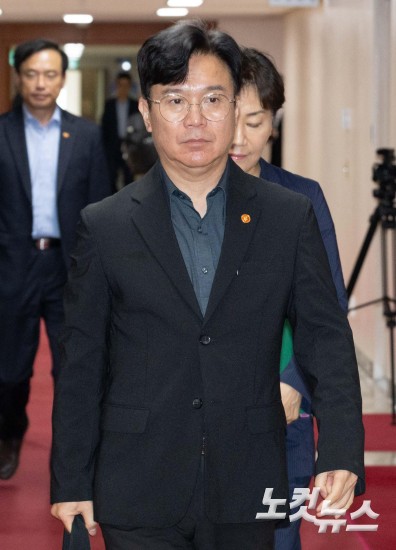 한성숙 총리, 첫 국무회의 주재