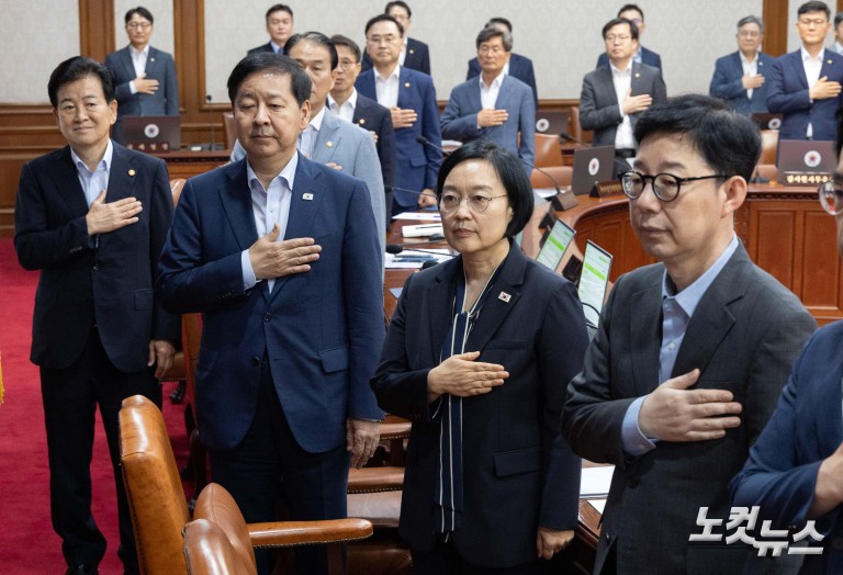 한성숙 총리, 첫 국무회의 주재