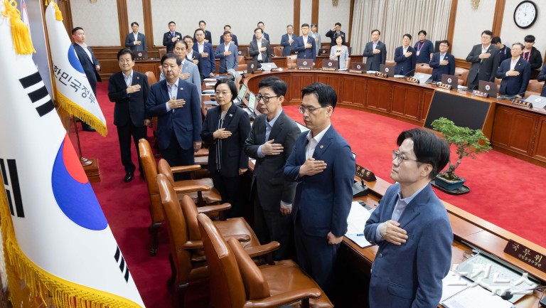 한성숙 총리, 첫 국무회의 주재
