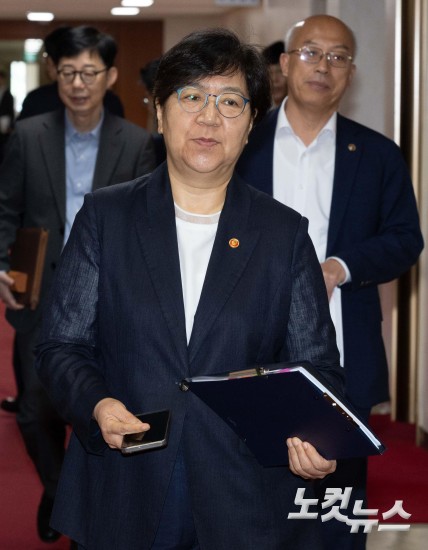 한성숙 총리, 첫 국무회의 주재