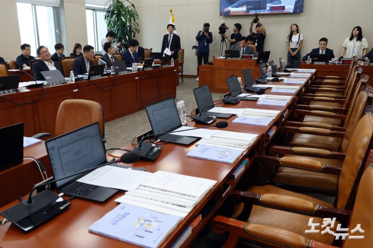 국회 후반기 첫 재경위…국민의힘은 불참