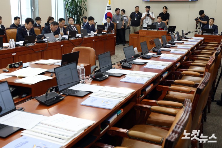국회 후반기 첫 재경위…국민의힘은 불참