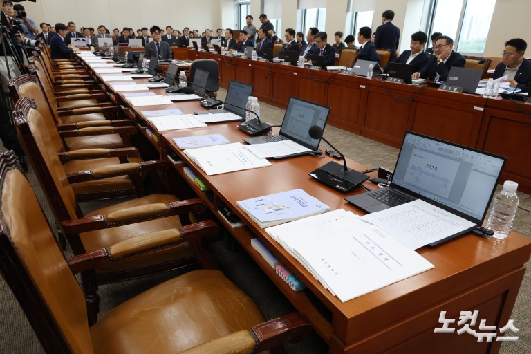 국회 후반기 첫 재경위…국민의힘은 불참