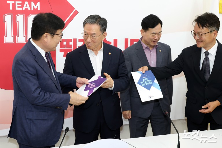 국민의힘 정점식 원내대표, 정성호 법무부 장관 접견