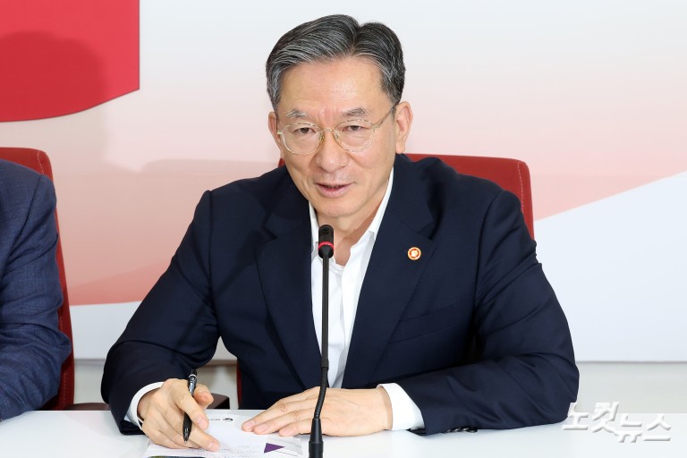 국민의힘 정점식 원내대표, 정성호 법무부 장관 접견