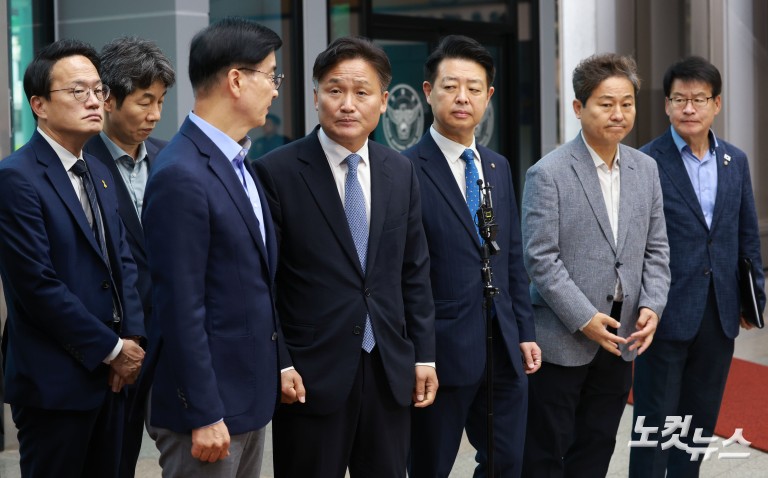 민주당 행안위원들, '장윤기 사건' 철저 수사 촉구 경찰청 방문