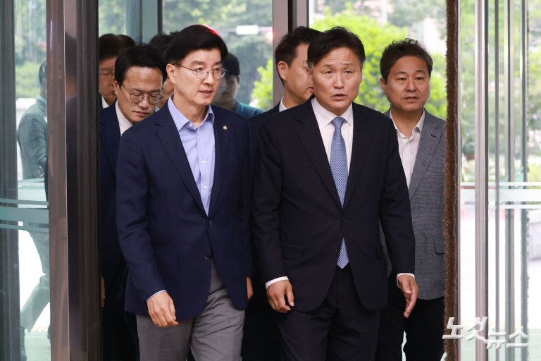 민주당 행안위원들, '장윤기 사건' 철저 수사 촉구 경찰청 방문