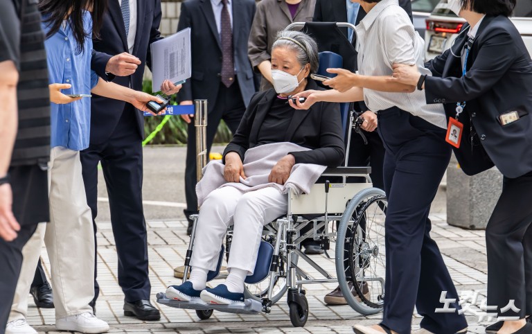 '정교유착' 한학자 통일교 총재, 1심 결심공판 출석