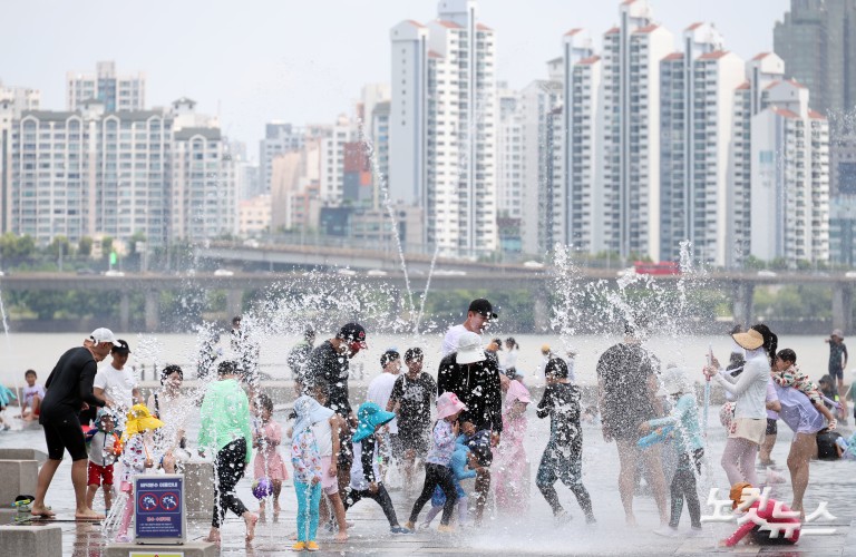 전국 대부분 폭염특보…'물놀이가 최고'