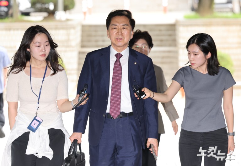 '로저비비에 의혹' 김기현 2차공판 출석