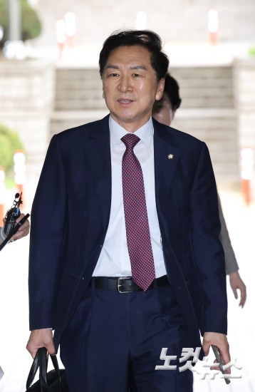 '로저비비에 의혹' 김기현 2차공판 출석