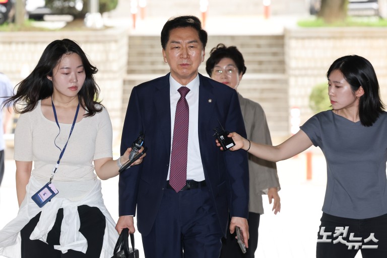 '로저비비에 의혹' 김기현 2차공판 출석