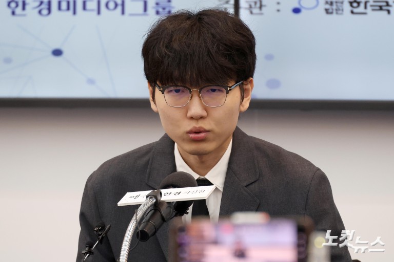 바둑9단 신진서, AI '카타고'와 대국