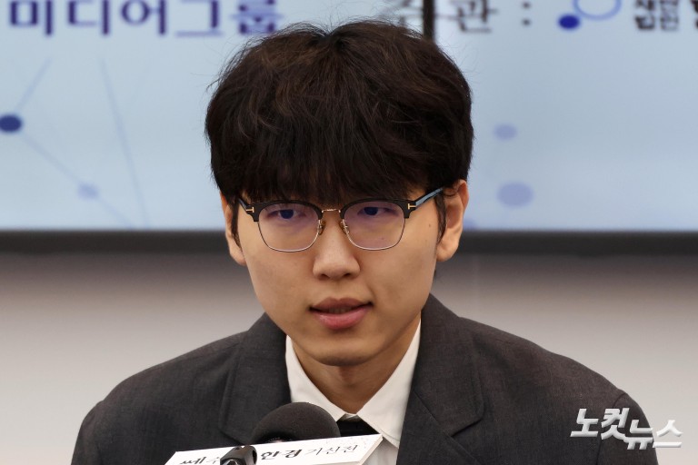 바둑9단 신진서, AI '카타고'와 대국