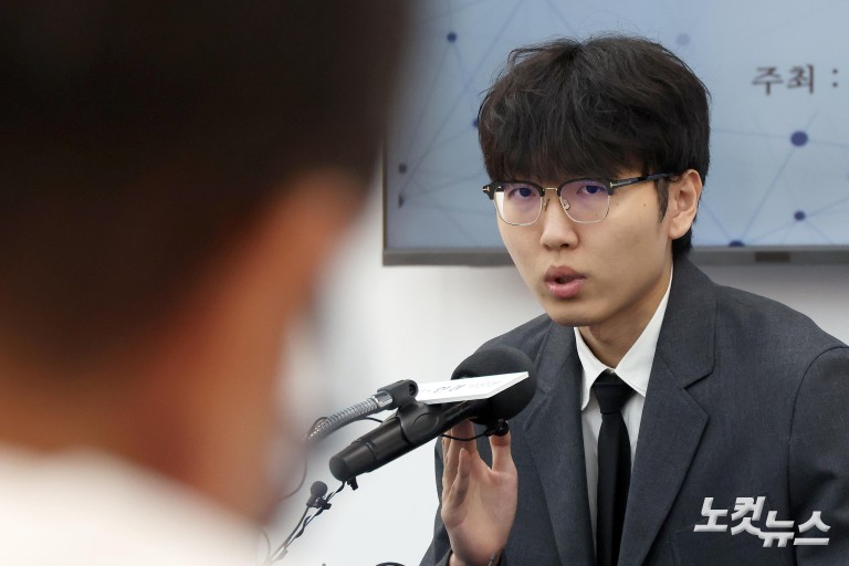 바둑9단 신진서, AI '카타고'와 대국