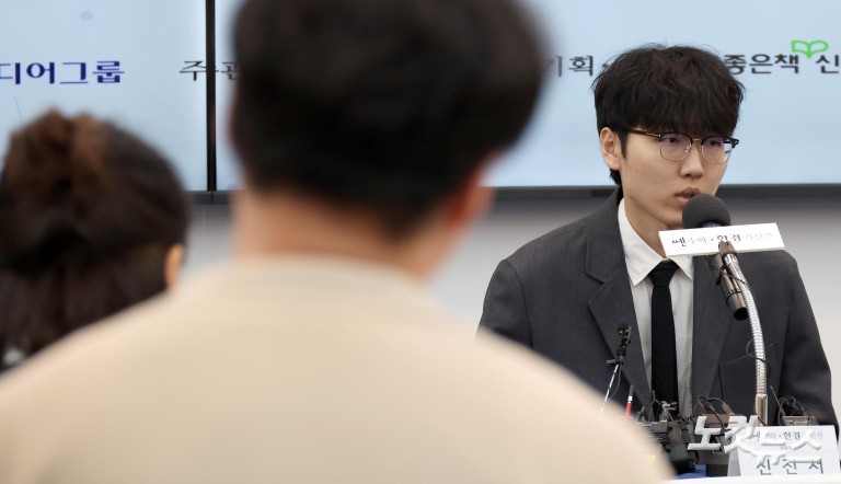 바둑9단 신진서, AI '카타고'와 대국
