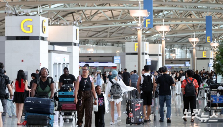 여름 휴가철 시작…붐비는 인천공항
