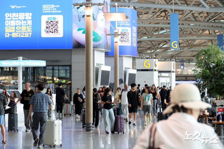 여름 휴가철 시작…붐비는 인천공항