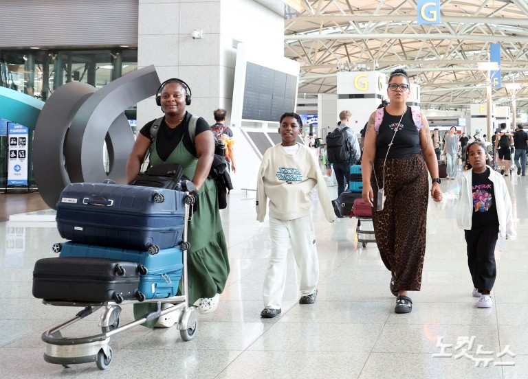 여름 휴가철 시작…붐비는 인천공항