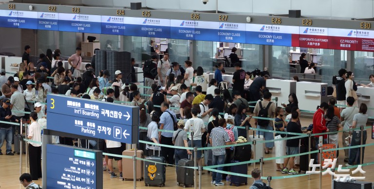 여름 휴가철 시작…붐비는 인천공항