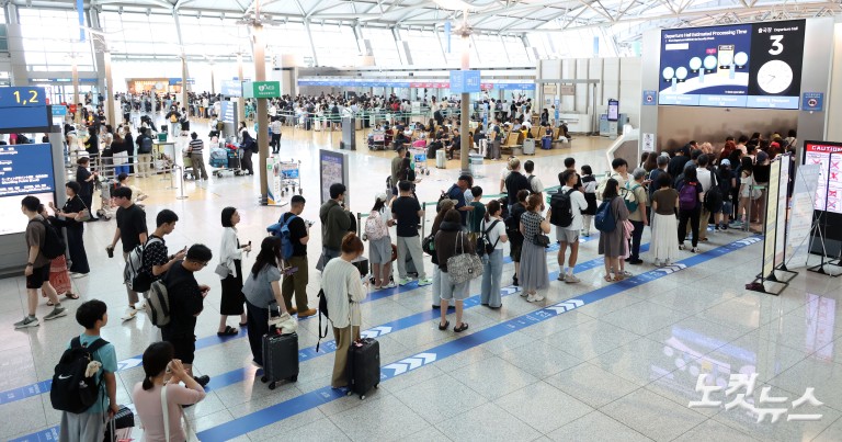 여름 휴가철 시작…붐비는 인천공항