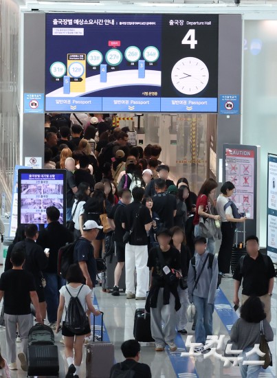 여름 휴가철 시작…붐비는 인천공항
