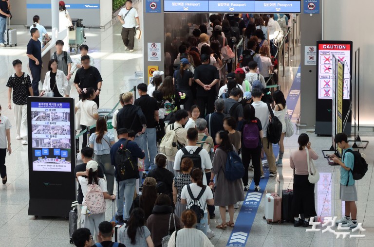 여름 휴가철 시작…붐비는 인천공항