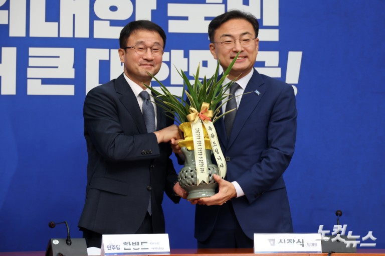 민주당 한병도 대표 직무대행, 신장식 조국혁신당 대표 접견