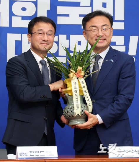 민주당 한병도 대표 직무대행, 신장식 조국혁신당 대표 접견