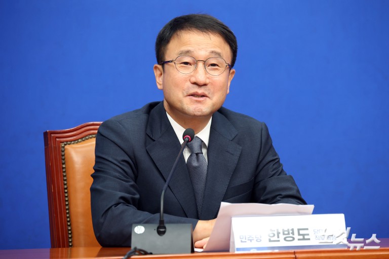 민주당 한병도 대표 직무대행, 신장식 조국혁신당 대표 접견